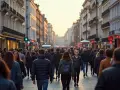 Tłum ludzi na ruchliwej ulicy w Londynie. Czy w Londynie jest bezpiecznie? Wiele osób spaceruje, robi zakupy, a słońce zachodzi.