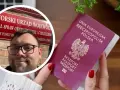 Mężczyzna w okularach przed urzędem, obok paszport. Dowiedz się, ile wcześniej można wymienić paszport, by uniknąć problemów.