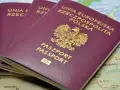Trzy polskie paszporty leżą na mapie. Zastanawiasz się, ile czasu zajmuje wyrobienie paszportu?