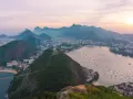 Widok na Rio de Janeiro z góry. Miasto, zatoka pełna łodzi i góry. Czy Brazylia jest bezpieczna? Widok zapiera dech w piersiach.