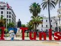 Serce i napisy "I love Tunis" na placu w Tunezji. Czy Tunezja jest bezpieczna? Tak, to tętniące życiem miasto.