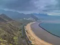 Piękna plaża i miasteczko na Teneryfie. Czy Teneryfa jest bezpieczna dla turystów? Tak, to popularny i bezpieczny kierunek.