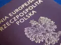 Złoty orzeł na okładce paszportu Rzeczypospolitej Polskiej. Dokument gotowy do podróży z Białej Podlaskiej.
