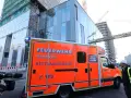Straż pożarna w Hamburgu na budowie. Czy Hamburg jest bezpieczny? Wóz ratunkowy z numerem 112 i hasłem "Feuer im Herzen?".