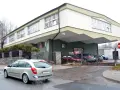 Budynek urzędu, gdzie można dokonać odbioru paszportu w Lublinie. Samochód wyjeżdża z parkingu.