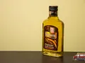 Butelka litewskiej nalewki Devynerios, idealna jako pamiątka, co przywieźć z Litwy.