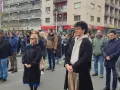 Ludzie stojący na ulicy w Belgradzie, w tle budynki i KFC. Czy Belgrad jest bezpieczny?