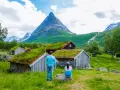Para zwiedzająca norweskie chatki z zielonymi dachami. Czy do Norwegii można jechać na dowód osobisty? Tak, dowód wystarczy!