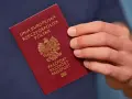 Dłoń trzyma polski paszport. Planujesz podróż i składasz wniosek o paszport w Gdyni?
