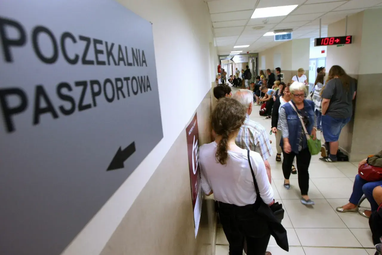 Kolejka do biura paszportowego w Ostrołęce. Ludzie czekają na obsługę.