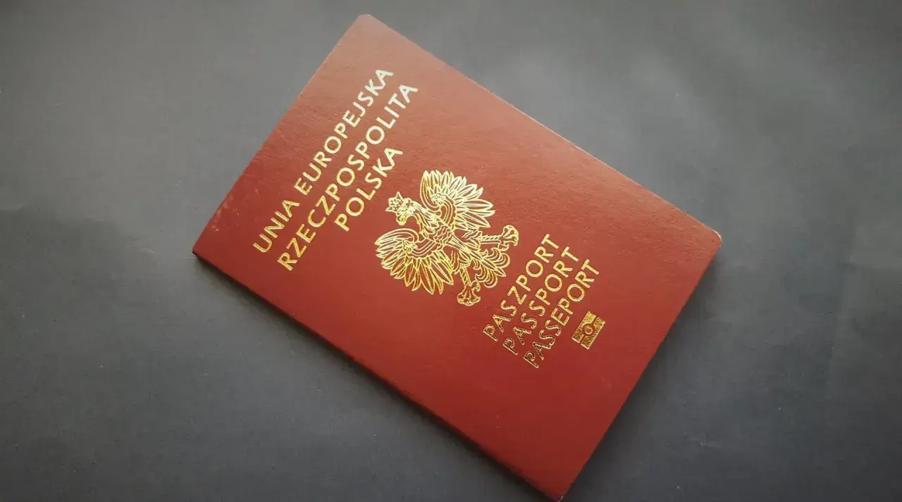 Czerwony paszport RP z godłem Polski i napisem "Unia Europejska Rzeczpospolita Polska". Wkrótce odbiór w biurze paszportowym Olkusz.