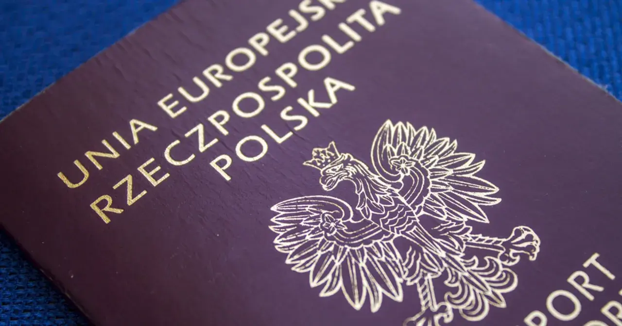 Złoty orzeł na okładce paszportu Rzeczypospolitej Polskiej. Dokument gotowy do podróży z Białej Podlaskiej.