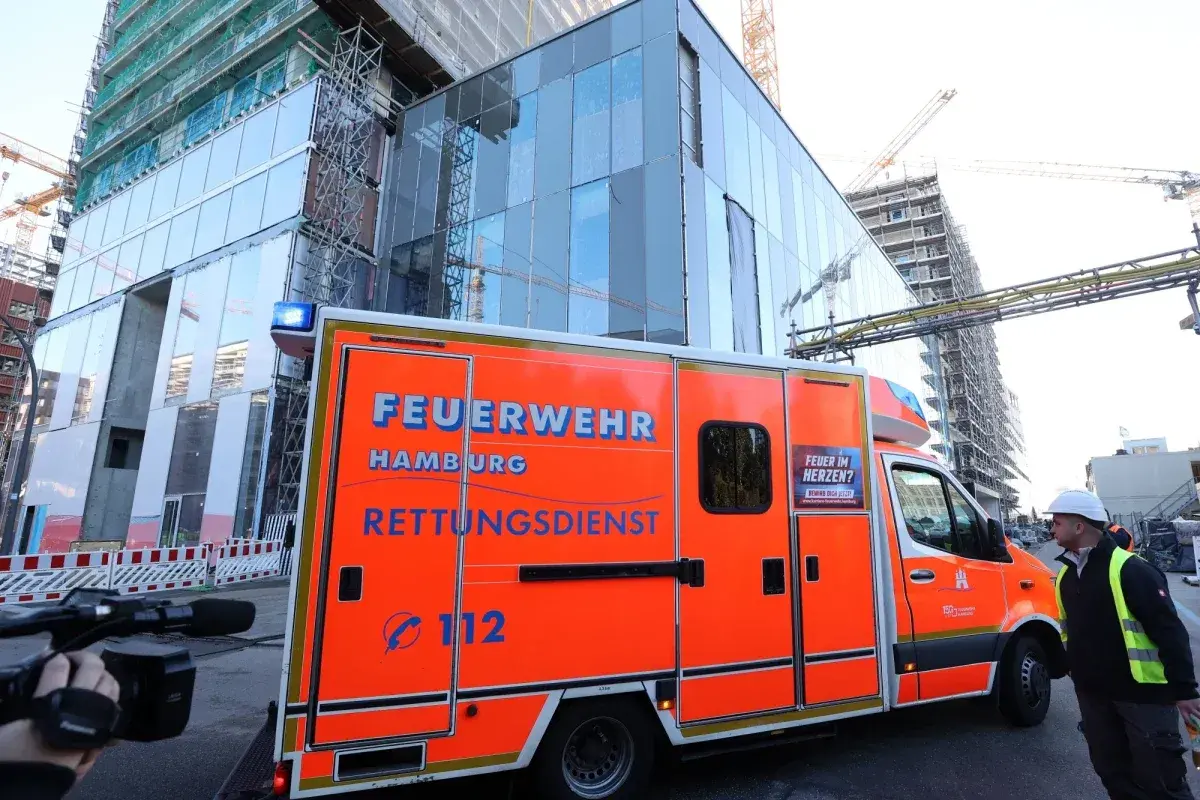 Straż pożarna w Hamburgu na budowie. Czy Hamburg jest bezpieczny? Wóz ratunkowy z numerem 112 i hasłem "Feuer im Herzen?".