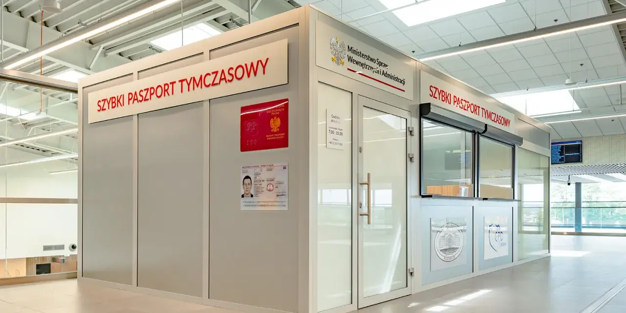 Biuro paszportowe Pszczyna oferuje szybkie paszporty tymczasowe. Widać tu tablicę informacyjną i okienko obsługi.
