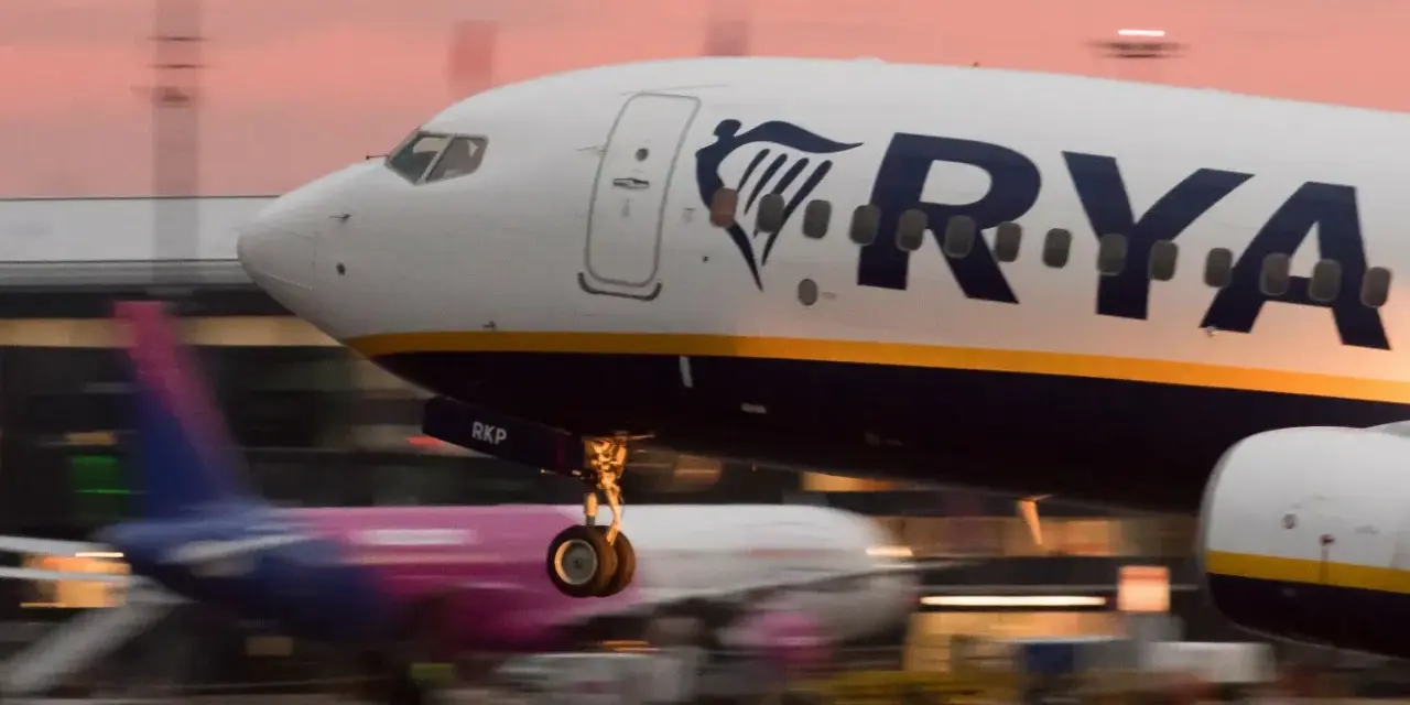 Samolot Ryanair startuje. Zastanawiasz się, ile kosztuje duży bagaż Ryanair? Sprawdź ceny przed podróżą!