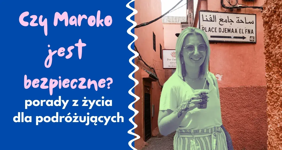 Kobieta z tatuażem na ręce uśmiecha się na tle Marrakeszu. Czy Maroko jest bezpieczne dla kobiet? Porady dla podróżujących.