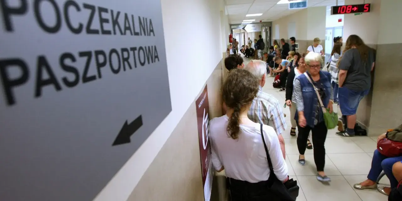 Kolejka do biura paszportowego w Ostrołęce. Ludzie czekają na obsługę.