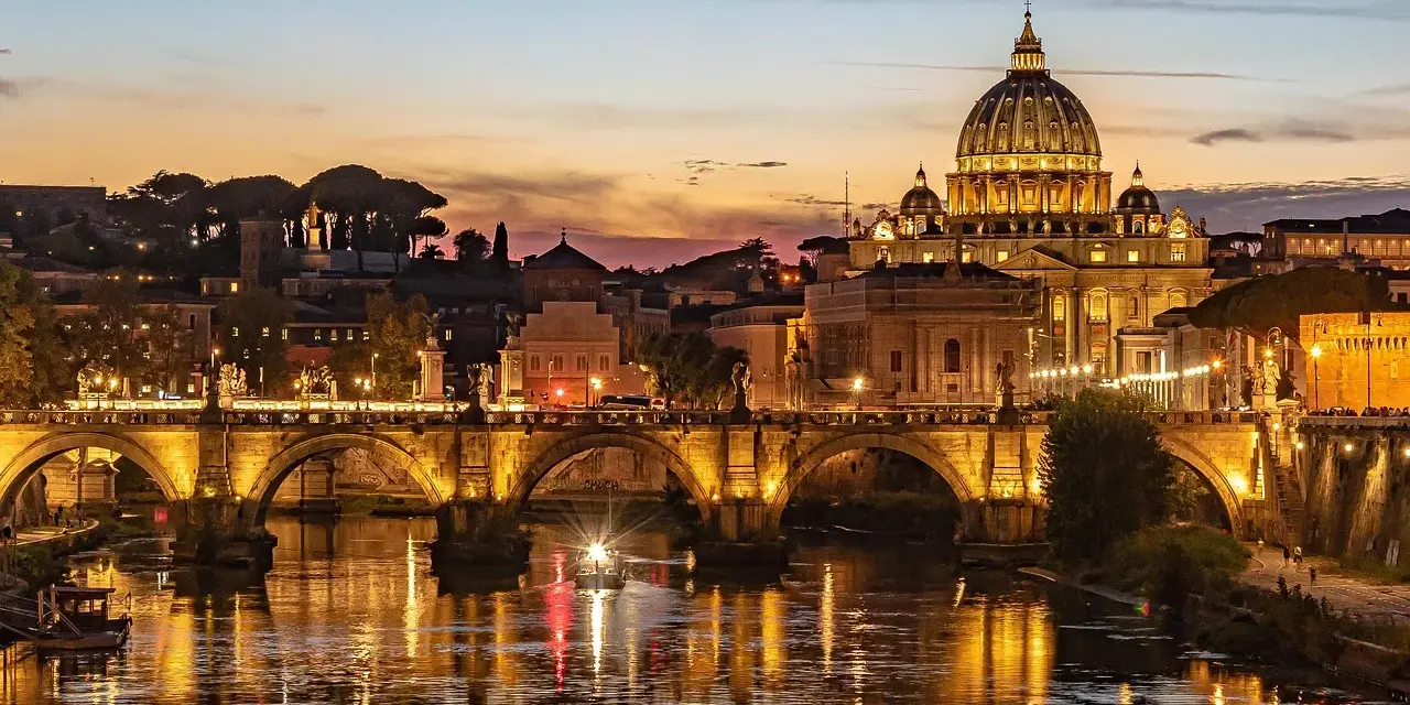Zachód słońca nad Rzymem, z bazyliką św. Piotra i Ponte Sant'Angelo. Czy lecąc do Rzymu potrzebny jest paszport? Tak, jeśli podróżujesz spoza strefy Schengen.