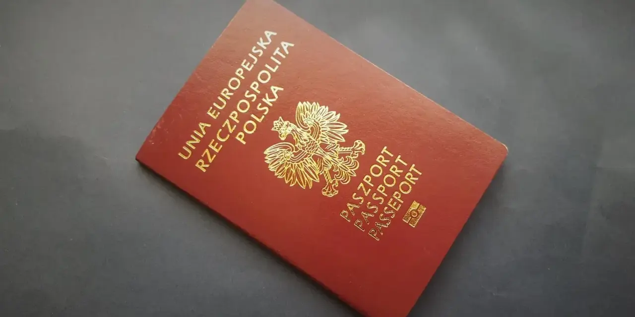 Czerwony paszport RP z godłem Polski i napisem "Unia Europejska Rzeczpospolita Polska". Wkrótce odbiór w biurze paszportowym Olkusz.