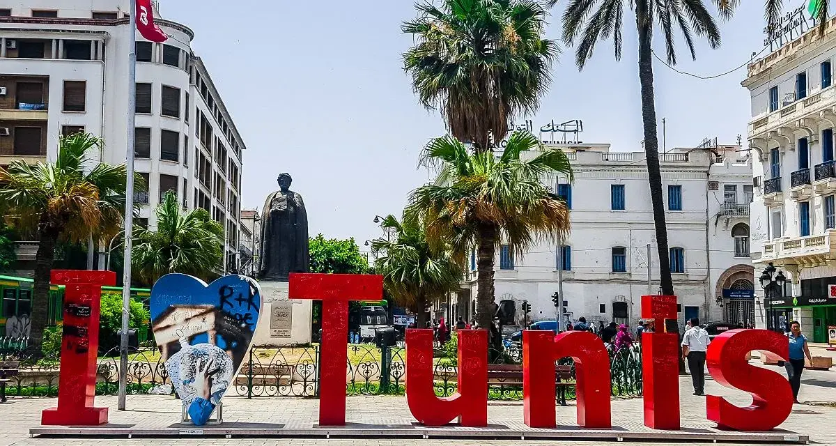 Serce i napisy "I love Tunis" na placu w Tunezji. Czy Tunezja jest bezpieczna? Tak, to tętniące życiem miasto.