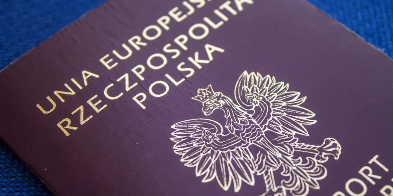 Złoty orzeł na okładce paszportu Rzeczypospolitej Polskiej. Dokument gotowy do podróży z Białej Podlaskiej.