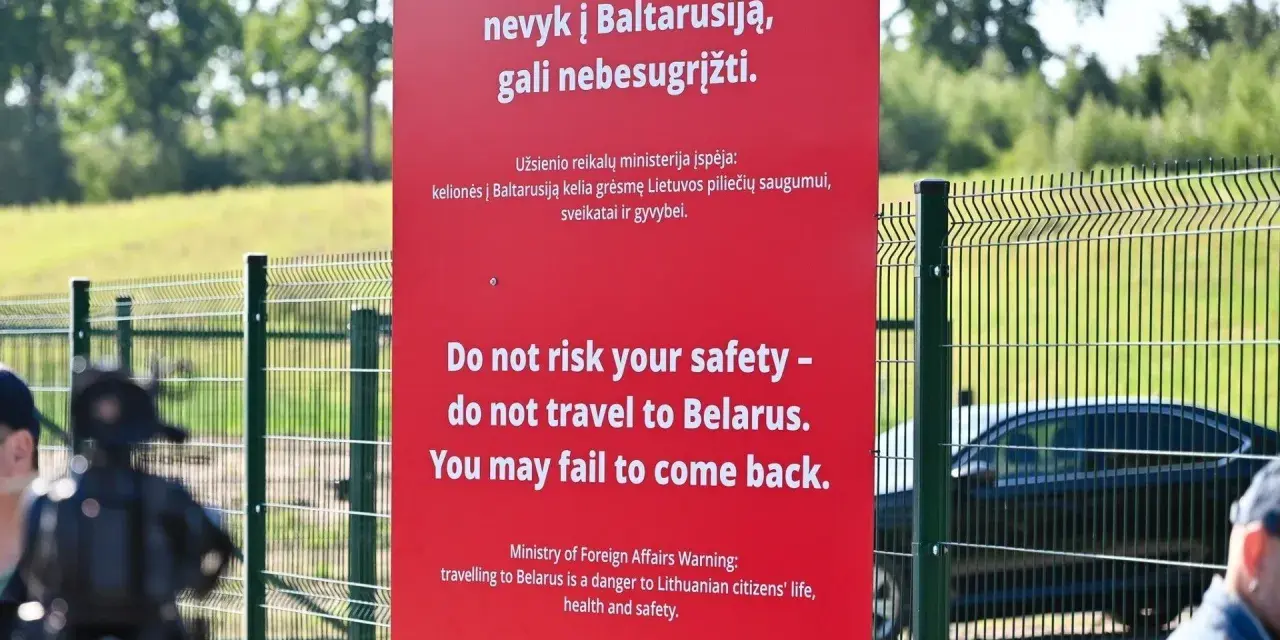 Ostrzeżenie na czerwonym znaku: "Nie ryzykuj bezpieczeństwa – nie podróżuj na Białoruś. Możesz nie wrócić." Czy w Białorusi jest bezpiecznie?