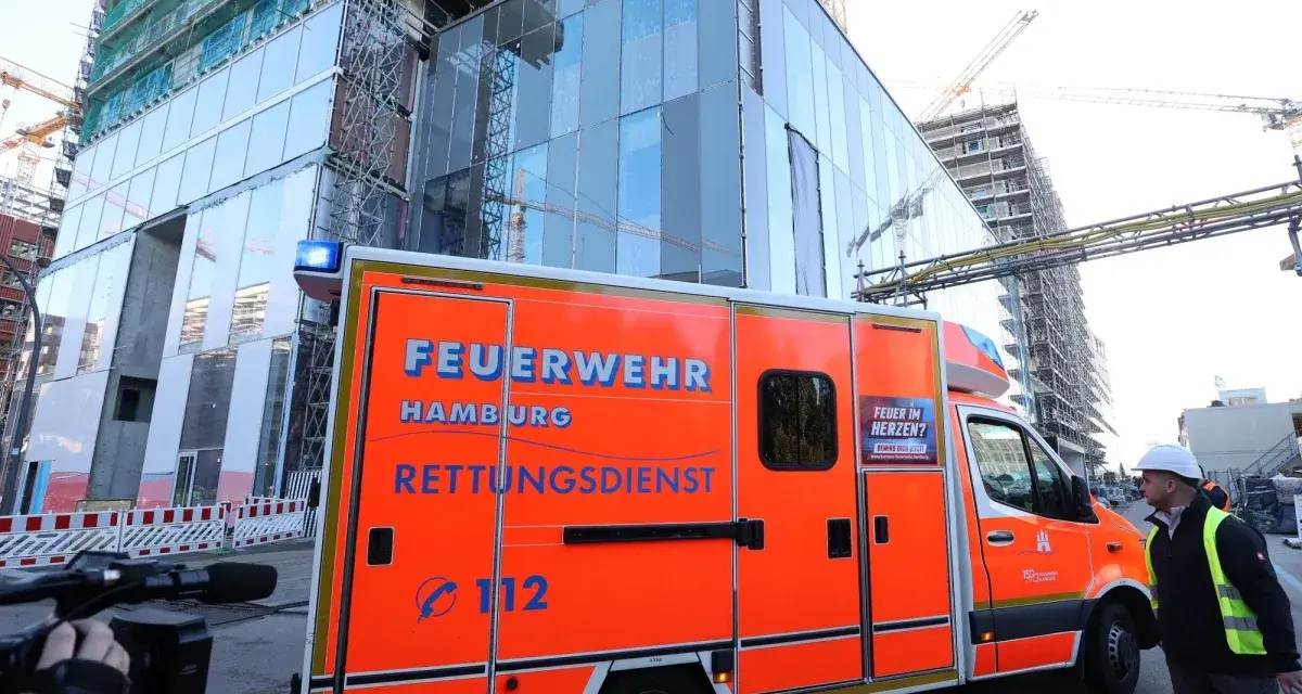 Straż pożarna w Hamburgu na budowie. Czy Hamburg jest bezpieczny? Wóz ratunkowy z numerem 112 i hasłem "Feuer im Herzen?".