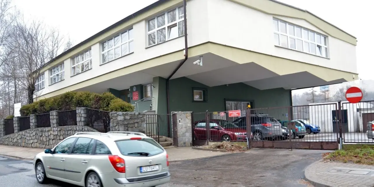 Budynek urzędu, gdzie można dokonać odbioru paszportu w Lublinie. Samochód wyjeżdża z parkingu.