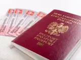 Polski paszport i kilka dowodów osobistych. Czy do Niemiec potrzebny jest paszport? Tak, jeśli nie podróżujesz na dowód.