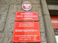 Tablica informacyjna urzędu paszportowego w Warszawie. Sprawdź, ile się czeka na paszport w Warszawie, analizując godziny przyjęć interesantów.