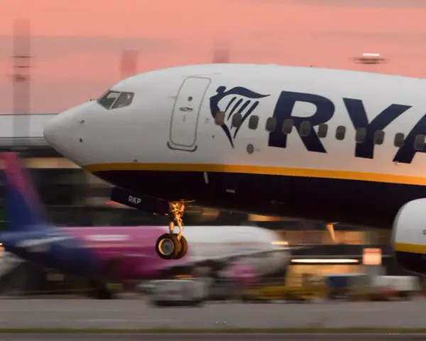 Samolot Ryanair startuje. Zastanawiasz się, ile kosztuje duży bagaż Ryanair? Sprawdź ceny przed podróżą!