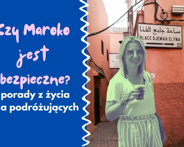 Kobieta z tatuażem na ręce uśmiecha się na tle Marrakeszu. Czy Maroko jest bezpieczne dla kobiet? Porady dla podróżujących.