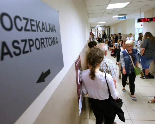 Kolejka do biura paszportowego w Ostrołęce. Ludzie czekają na obsługę.