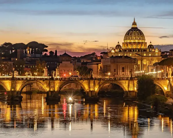 Zachód słońca nad Rzymem, z bazyliką św. Piotra i Ponte Sant'Angelo. Czy lecąc do Rzymu potrzebny jest paszport? Tak, jeśli podróżujesz spoza strefy Schengen.