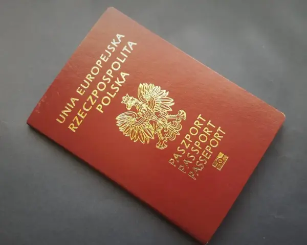 Czerwony paszport RP z godłem Polski i napisem "Unia Europejska Rzeczpospolita Polska". Wkrótce odbiór w biurze paszportowym Olkusz.