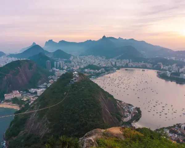 Widok na Rio de Janeiro z góry. Miasto, zatoka pełna łodzi i góry. Czy Brazylia jest bezpieczna? Widok zapiera dech w piersiach.