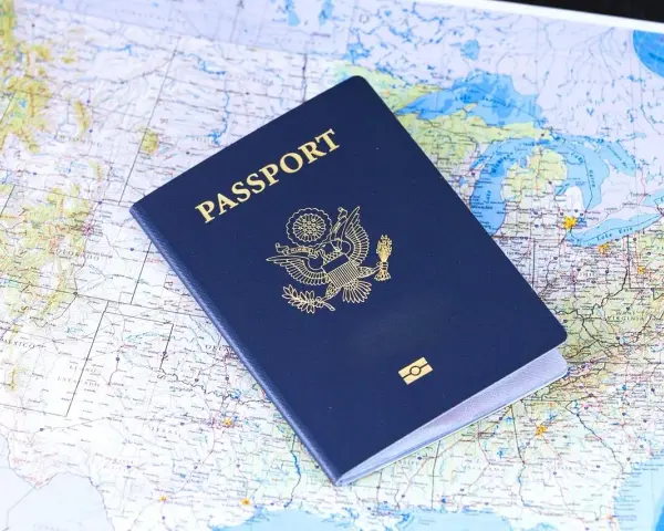 Paszport USA na mapie. Planujesz podróż? Sprawdź, czy do Islandii można lecieć na dowód osobisty, czy potrzebny jest paszport.