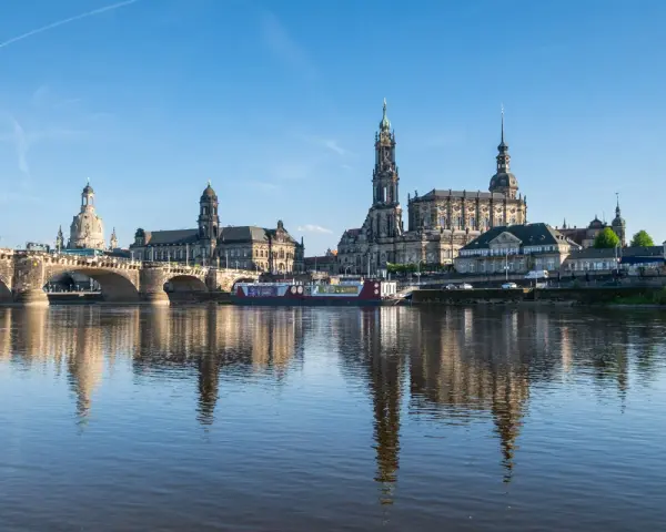 Widok na zabytkowe centrum Drezna z mostem i rzeką. Miasto wygląda spokojnie, więc można śmiało pytać: czy w Dreźnie jest bezpiecznie?
