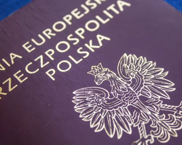 Złoty orzeł na okładce paszportu Rzeczypospolitej Polskiej. Dokument gotowy do podróży z Białej Podlaskiej.
