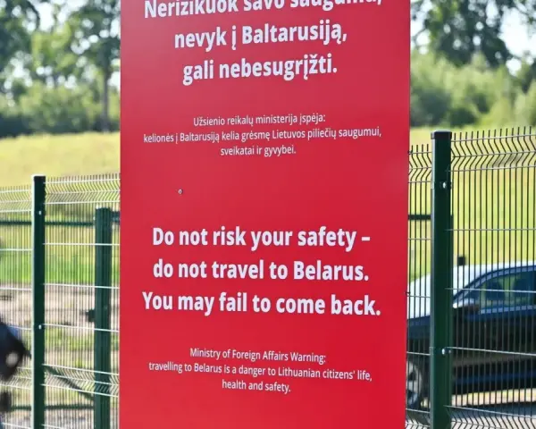 Ostrzeżenie na czerwonym znaku: "Nie ryzykuj bezpieczeństwa – nie podróżuj na Białoruś. Możesz nie wrócić." Czy w Białorusi jest bezpiecznie?