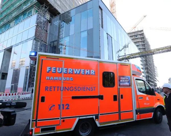 Straż pożarna w Hamburgu na budowie. Czy Hamburg jest bezpieczny? Wóz ratunkowy z numerem 112 i hasłem "Feuer im Herzen?".