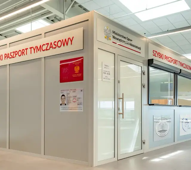 Biuro paszportowe Pszczyna oferuje szybkie paszporty tymczasowe. Widać tu tablicę informacyjną i okienko obsługi.