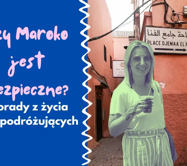 Kobieta z tatuażem na ręce uśmiecha się na tle Marrakeszu. Czy Maroko jest bezpieczne dla kobiet? Porady dla podróżujących.