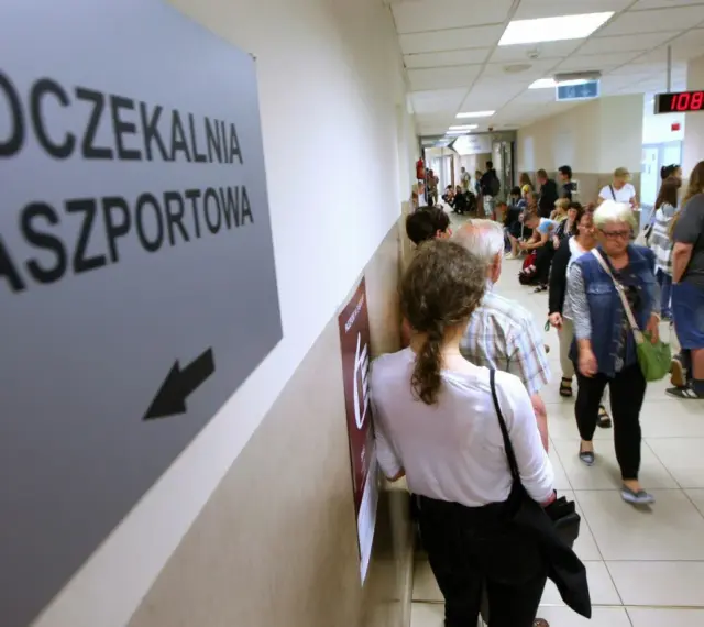 Kolejka do biura paszportowego w Ostrołęce. Ludzie czekają na obsługę.
