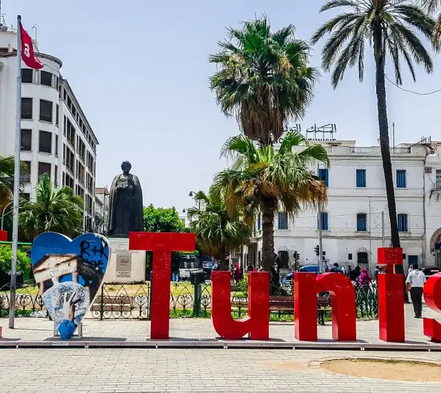 Serce i napisy "I love Tunis" na placu w Tunezji. Czy Tunezja jest bezpieczna? Tak, to tętniące życiem miasto.