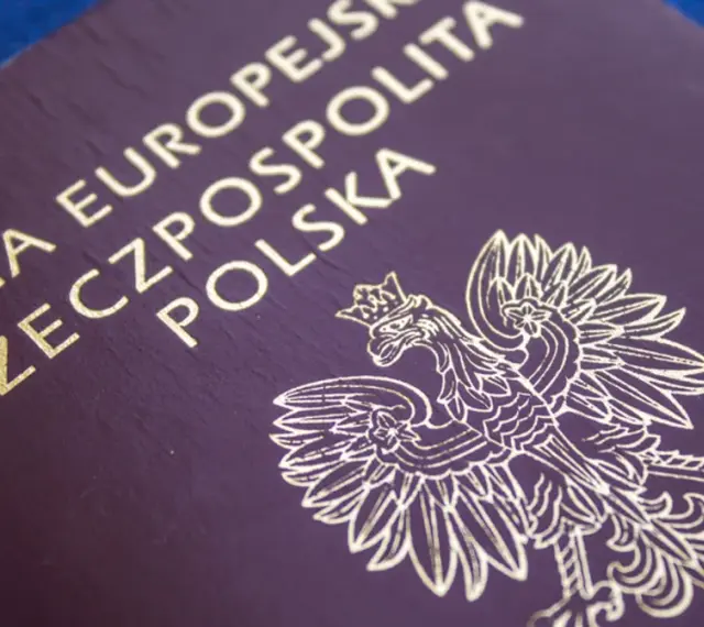 Złoty orzeł na okładce paszportu Rzeczypospolitej Polskiej. Dokument gotowy do podróży z Białej Podlaskiej.
