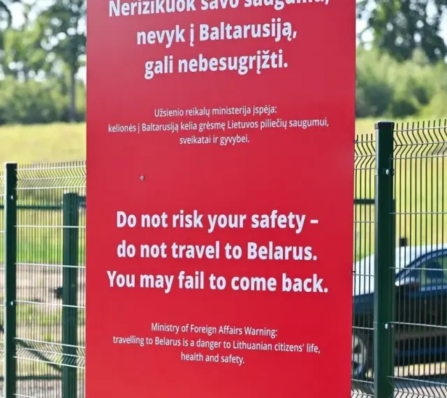 Ostrzeżenie na czerwonym znaku: "Nie ryzykuj bezpieczeństwa – nie podróżuj na Białoruś. Możesz nie wrócić." Czy w Białorusi jest bezpiecznie?