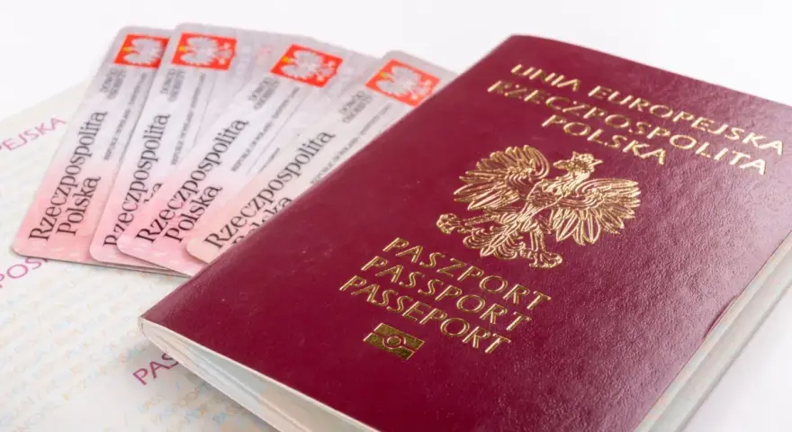 Paszport i dowody osobiste Rzeczypospolitej Polskiej. Czy do Czech potrzebny jest paszport? W ramach UE zazwyczaj wystarczy dowód.