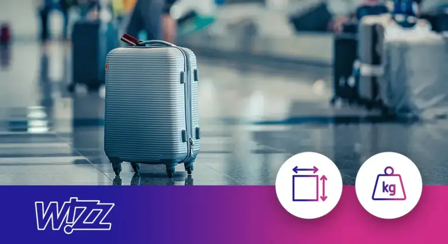 Szara walizka na lotnisku. Dowiedz się, co można spakować do bagażu podręcznego Wizzair, sprawdzając wymiary i wagę.