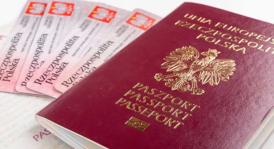 Paszport i kilka dowodów osobistych. Czy do Rzymu można lecieć na dowód osobisty? Sprawdź przepisy!